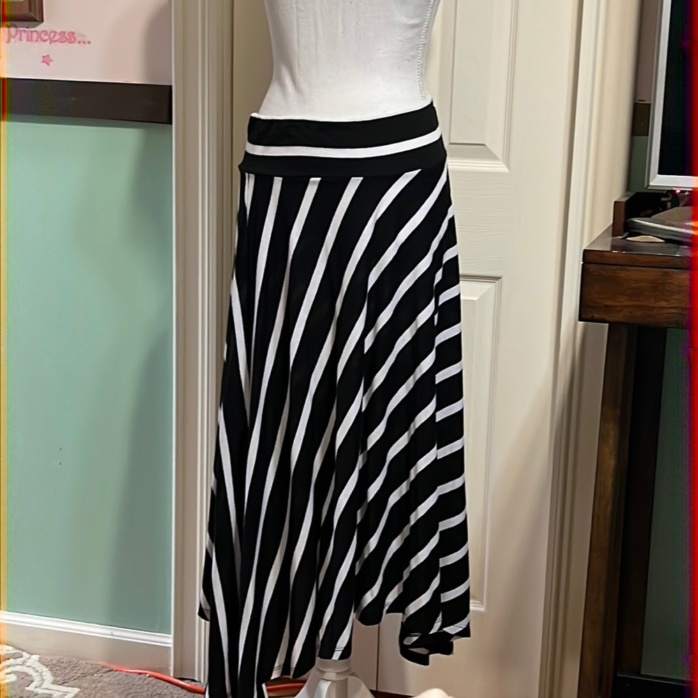 Asymetrical (on sides) skirt